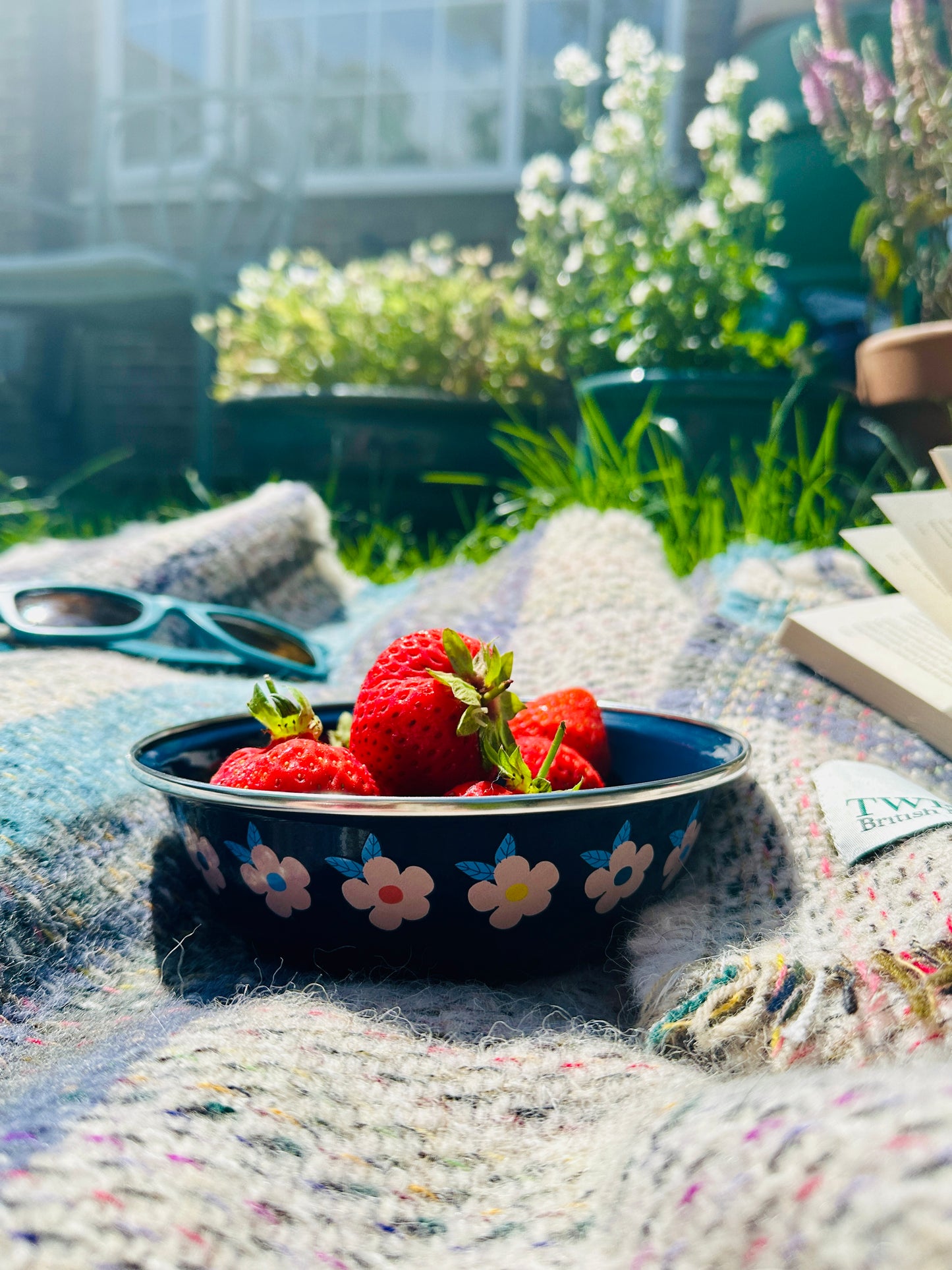Beautiful Enamel Bowls in Midnight Navy Blue Retro Daisy Floral Print - Enamelhappy - Enamelhappy